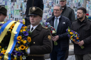 Zelensky, Starmer honor fallen defenders on St. Michael’s Square in Kyiv