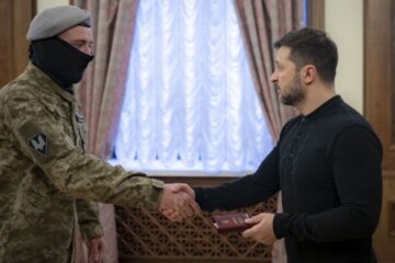 Zelensky awards soldiers who captured soldiers from North Korea