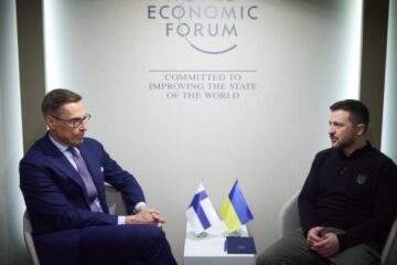 New aid package, security guarantees: Presidents of Ukraine, Finland meet in Davos