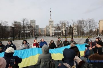 Flag unfurled in Kharkiv near Russian-damaged Derzhprom building to mark Unity Day