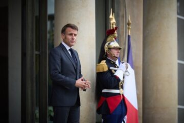 Macron reacts to events in Oval Office