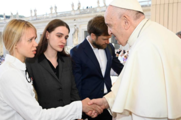 Russian fake: USAID ‘deceived’ Pope into meeting with wives of Azov regiment POWs