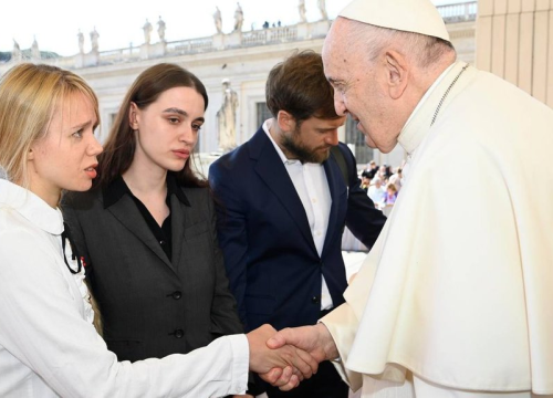 Russian fake: USAID ‘deceived’ Pope into meeting with wives of Azov regiment POWs