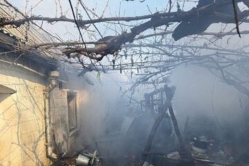 Russian army attacks Huliaipole with aerial bombs, damaging houses