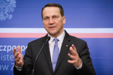 Sikorski slams Orban’s plan of Hungary poll on Ukraine’s EU membership