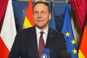 Hungary blocking start of EU accession talks with Ukraine – Sikorski