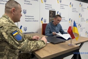 Third group of volunteer fighters signs contracts with Ukrainian Armed Forces in Poland