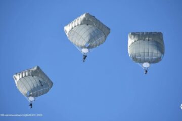 Ukrainian paratroopers test latest T-11 parachute systems