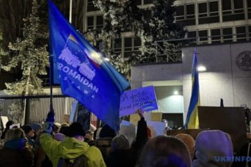 Solidarity rally with Ukraine gathers hundreds of people at US Embassy in Poland