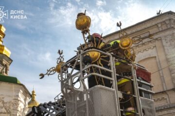 In Kyiv-Pechersk Lavra, cross partially collapsed on church dome and was dismantled