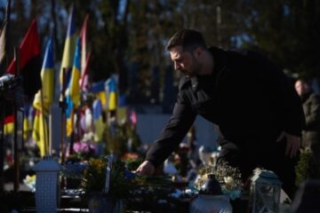 Zelensky honors fallen warriors at war cemetery in Lviv