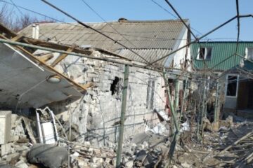 Russian artillery strike injures man in Kherson