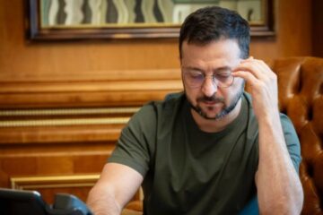 Zelensky awards 470 defenders, 354 of them posthumously