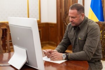 Yermak discusses Ukrainian soldiers’ needs, sanctions against Russia with Starmer’s adviser