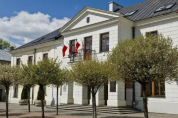 Ukrainian flag again flies on City Hall in Polish town after recent provocation