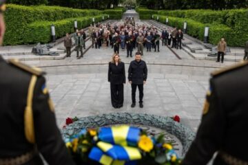 President Zelensky lays flowers at Tomb of Unknown Soldier in Kyiv