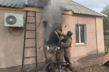 Russians attack Nikopol district: woman injured, homes destroyed