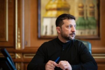 Zelensky, Greek PM discuss increasing pressure on Russia