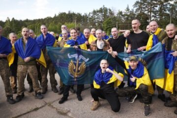 Ukraine welcomes home 390 POWs in first wave of historic “1000-for-1000” swap