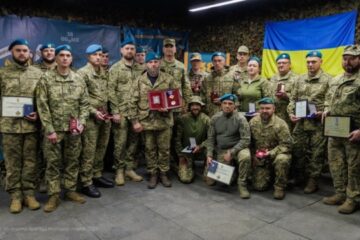 Neizhpapa presents awards to marines fighting in hottest sectors of frontline