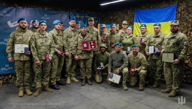 Neizhpapa presents awards to marines fighting in hottest sectors of frontline