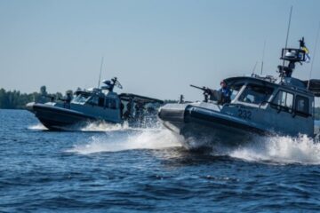 Ukrainian navy crew rescues civilians carried away by storm on inflatable rings