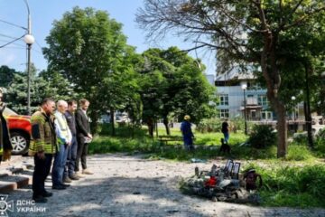 Foreign diplomats visit site in Kyiv where three rescuers were killed