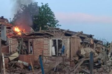 Russians drop five glide bombs on Derhachi in Kharkiv region, killing one civilian