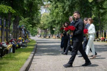 Zelensky, European leaders honor fallen defenders in Odesa