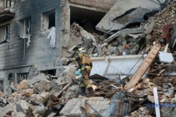 Nearly 300 rescuers responding to aftermath of Russian attack in Kyiv