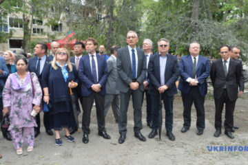 Foreign diplomats visit site of Russian strike in Kyiv
