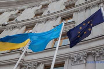 Crimean Tatar flag raised outside MFA Ukraine HQ in Kyiv
