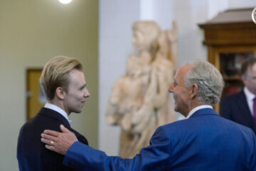 Dutch sculptor presents unique piece to Taras Shevchenko University in Kyiv