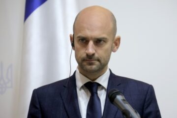 Talks cannot take place under bombs, France’s FM says