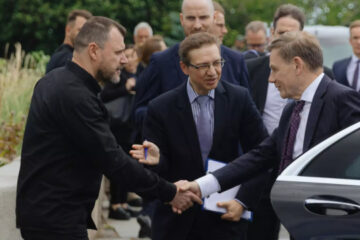 German foreign minister hands over aid to Ukrainian Interior Ministry units
