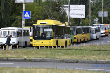 Traffic partially blocked in two districts of Kyiv after nighttime attack