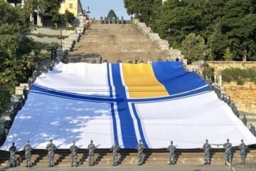 Ukrainian record set: largest Navy flag unfurled in Odesa