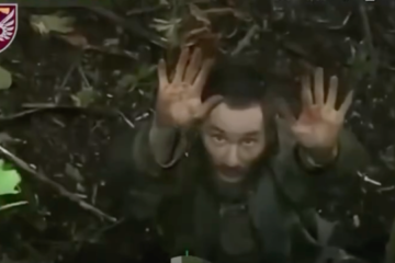 Ukrainian paratroopers capture Russian officer