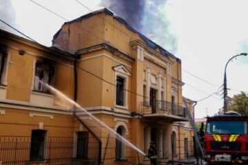 Russians strike rescuers again during fire response in Kherson
