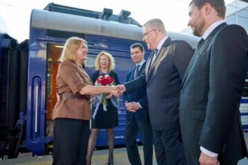 Latvian PM arrives in Kyiv