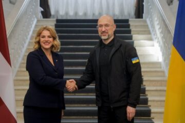 New military aid, joint drone production: Shmyhal meets with Latvian PM in Kyiv