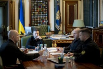 Zelensky holds meeting on Ukrainian weapons production