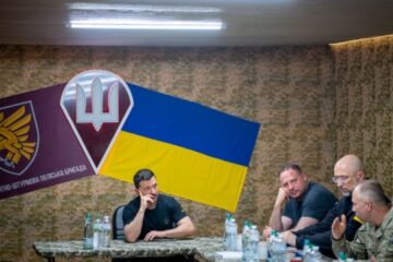 Zelensky holds meeting with Syrskyi and Shmyhal in Sumy region