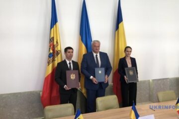 Foreign ministers of Ukraine, Moldova, Romania sign joint statement in Chernivtsi