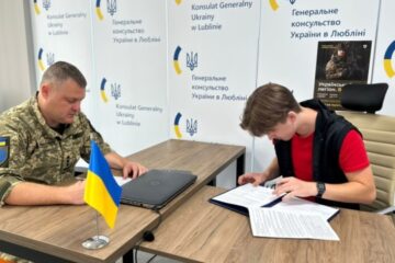 Fifth group of Ukrainian Legion volunteers signs contracts with Ukrainian Armed Forces