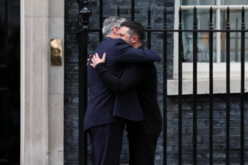 Zelensky arrives at Downing Street and meets with Starmer