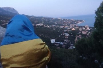 In Crimea, activists fly Ukrainian flag to celebrate Independence Day