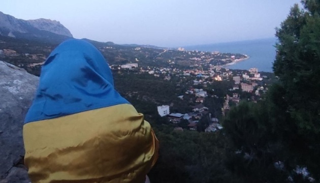 In Crimea, activists fly Ukrainian flag to celebrate Independence Day
