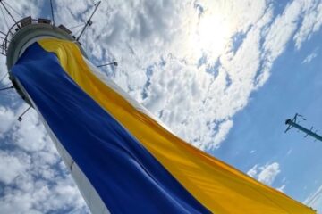 Giant Ukrainian flag raised at Odesa Lighthouse