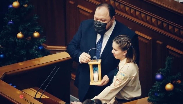 Plast members present the Bethlehem Peace Cauldron to the Verkhovna Rada of Ukraine